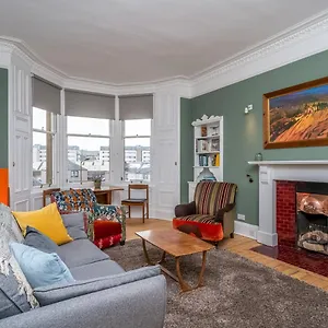 New Stunning 3 Beds Flat In Chic Area Of The Apartment