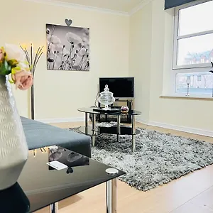Peaceful 2 Bedroom Flat With Free Parking Apartment
