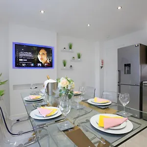 Spacious 4br City Centre W/ Free Parking Apartment