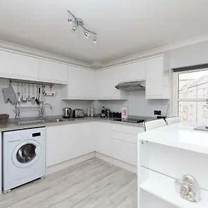 Amazing - Annandale St Near The Playhouse - Free Parking Apartment